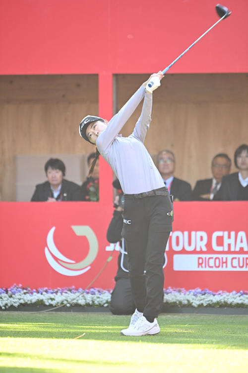 1番、ティーショットを打つ安田祐香（撮影・和賀正仁）