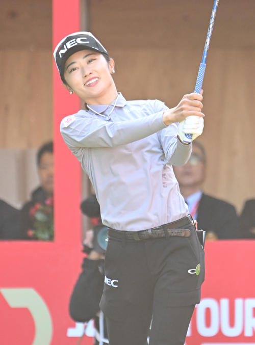 1番、ティーショットを打つ安田祐香（撮影・和賀正仁）
