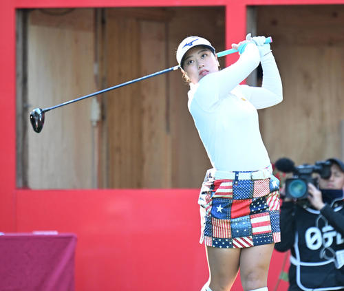 1番、ティーショットを打つ仲村果乃（撮影・和賀正仁）