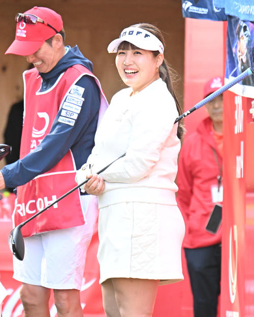 1番、笑顔でスタートする小林光希（撮影・和賀正仁）