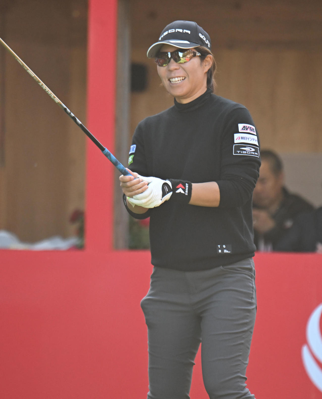1番、笑顔でスタートする穴井詩（撮影・和賀正仁）