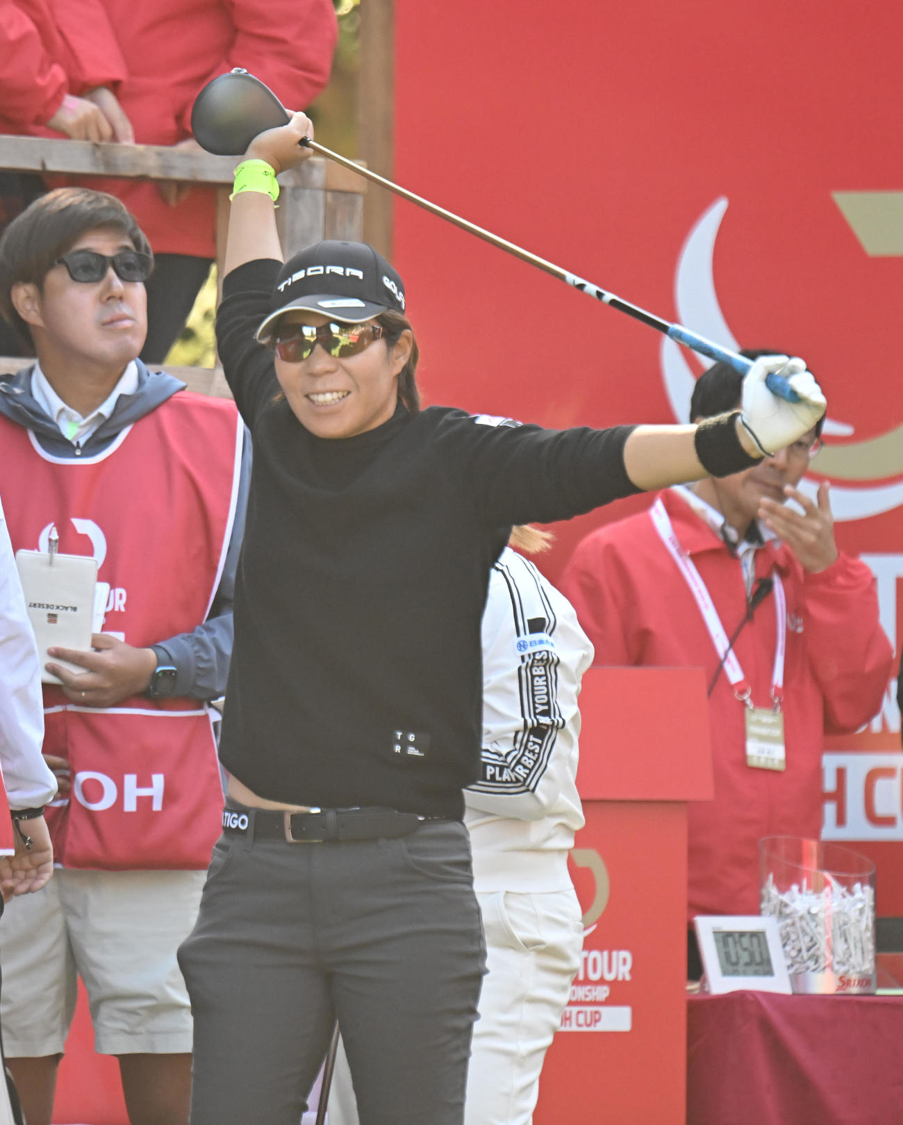 1番、笑顔でスタートする穴井詩（撮影・和賀正仁）