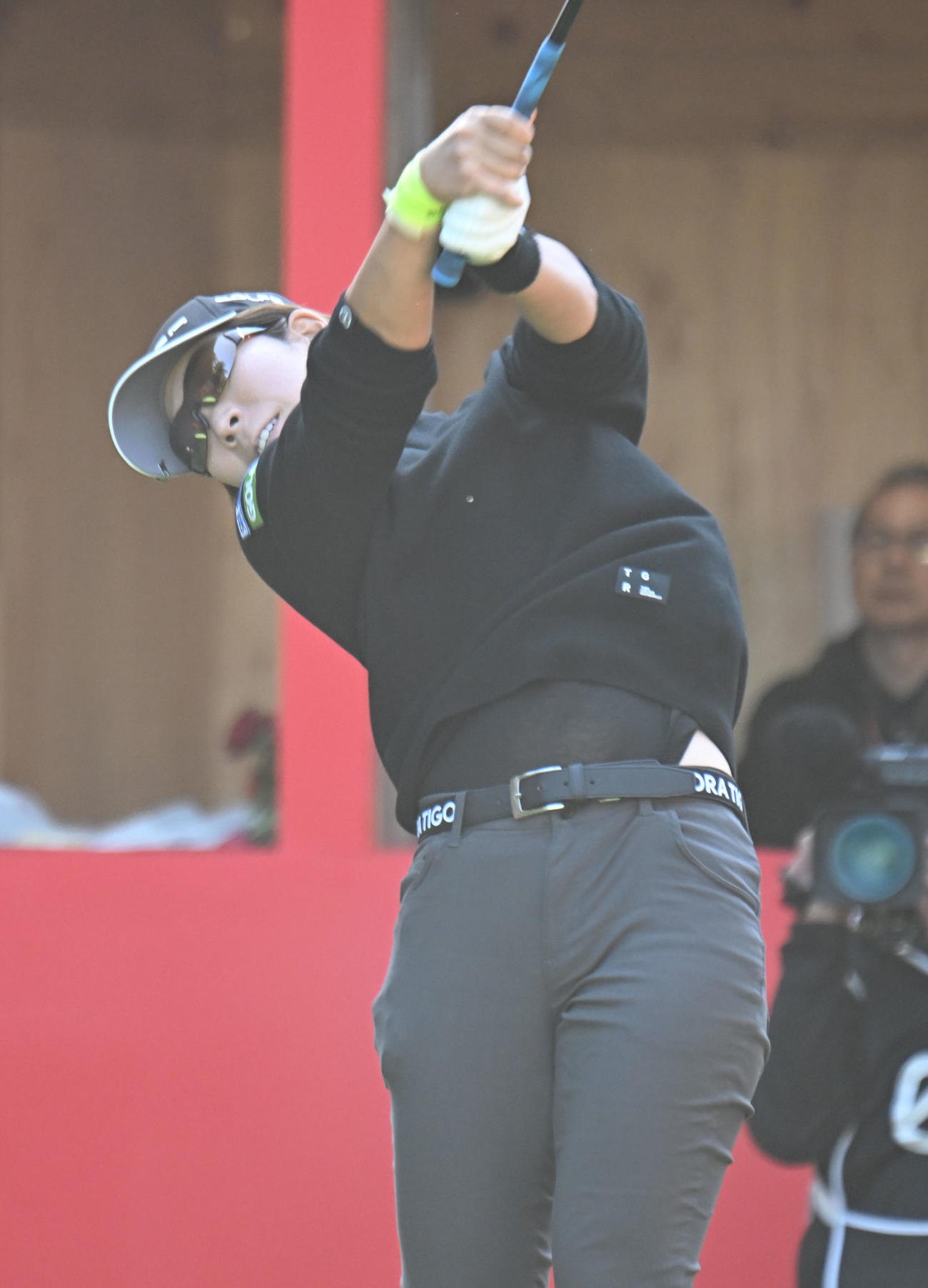 1番、ティーショットを打つ穴井詩（撮影・和賀正仁）