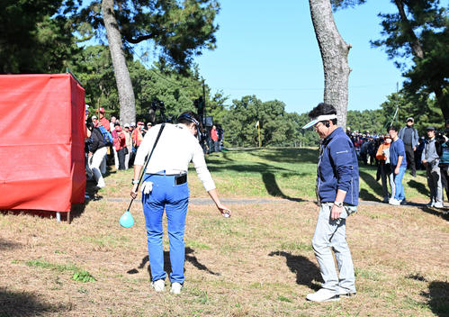 9番、カート道から救済を受けドロップする岩井明愛(撮影・和賀正仁)