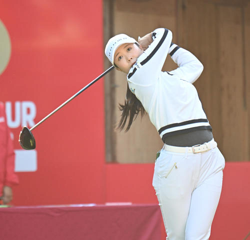 1番、ティーショットを打つ金沢志奈(撮影・和賀正仁)