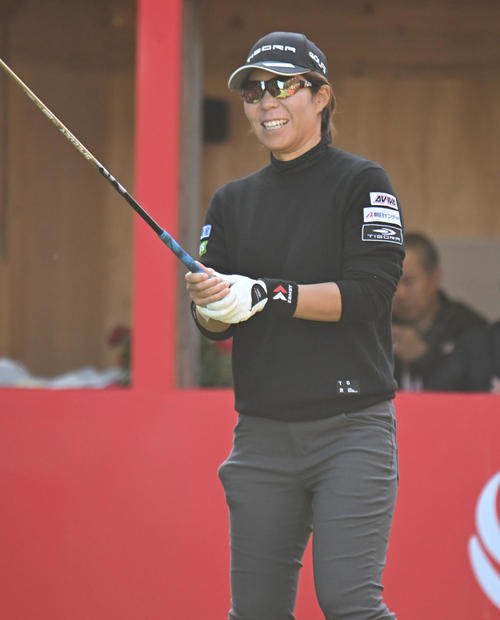 1番、笑顔でスタートする穴井詩(撮影・和賀正仁)