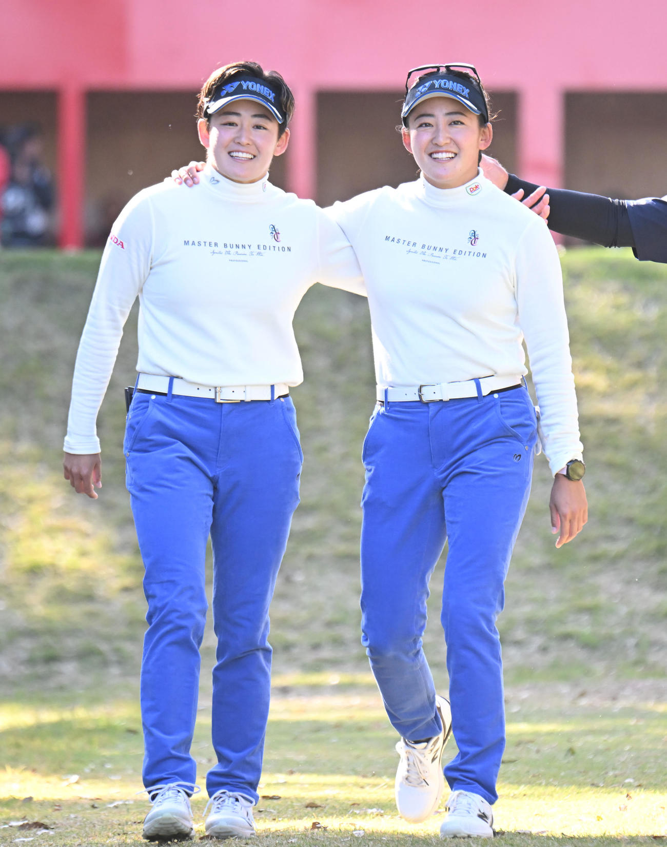 1番、笑顔で仲良くスタートする岩井明愛（左）と岩井千怜（撮影・和賀正仁）