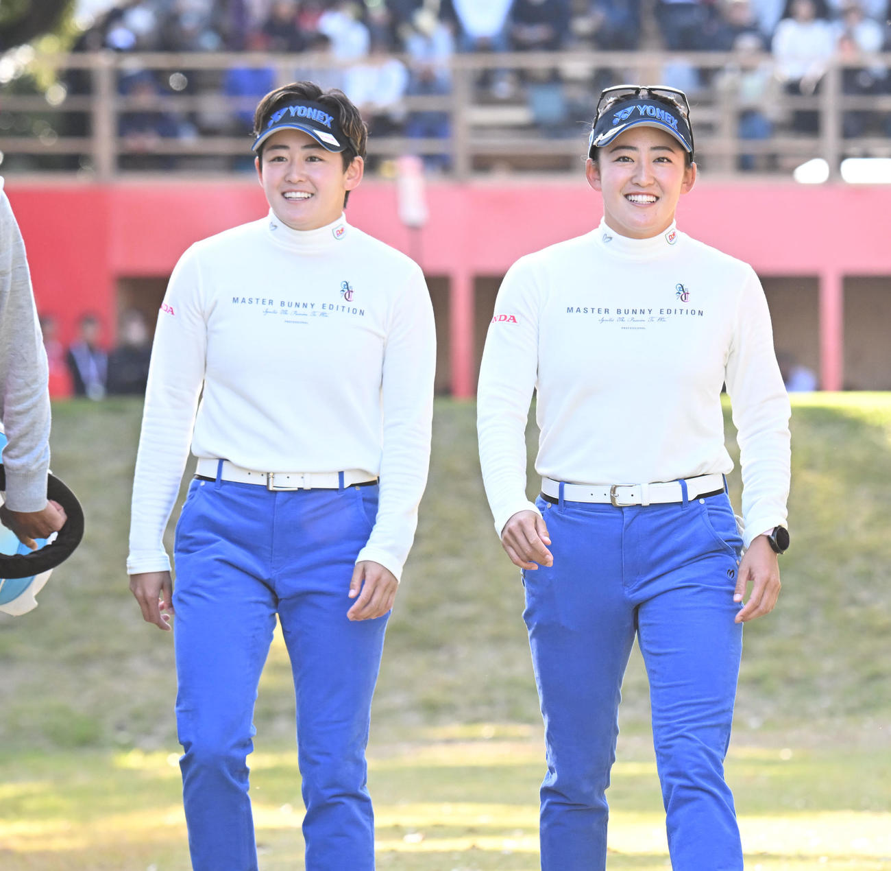 1番、笑顔で仲良くスタートする岩井明愛（左）と岩井千怜（撮影・和賀正仁）