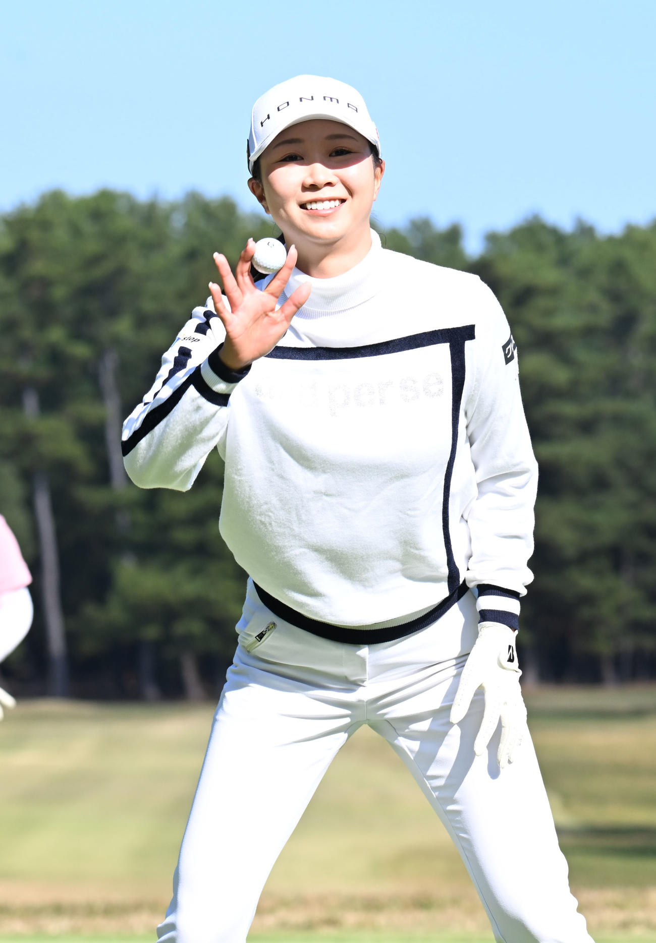 9番、イーグルを奪った金沢志奈（右）はギャラリーの拍手に笑顔で応える（撮影・和賀正仁）