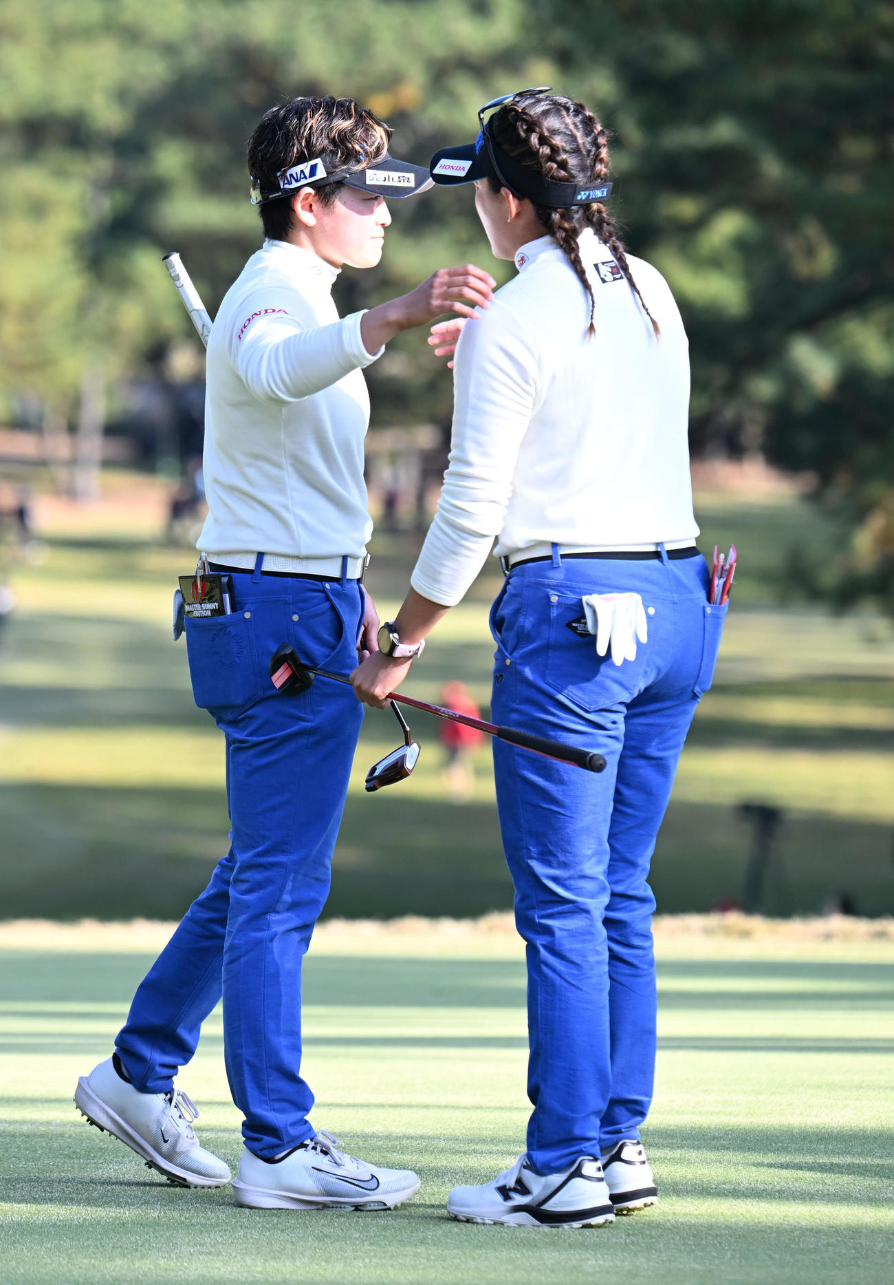 18番、ホールアウトし抱き合う岩井明愛（左）と岩井千怜（撮影・和賀正仁）