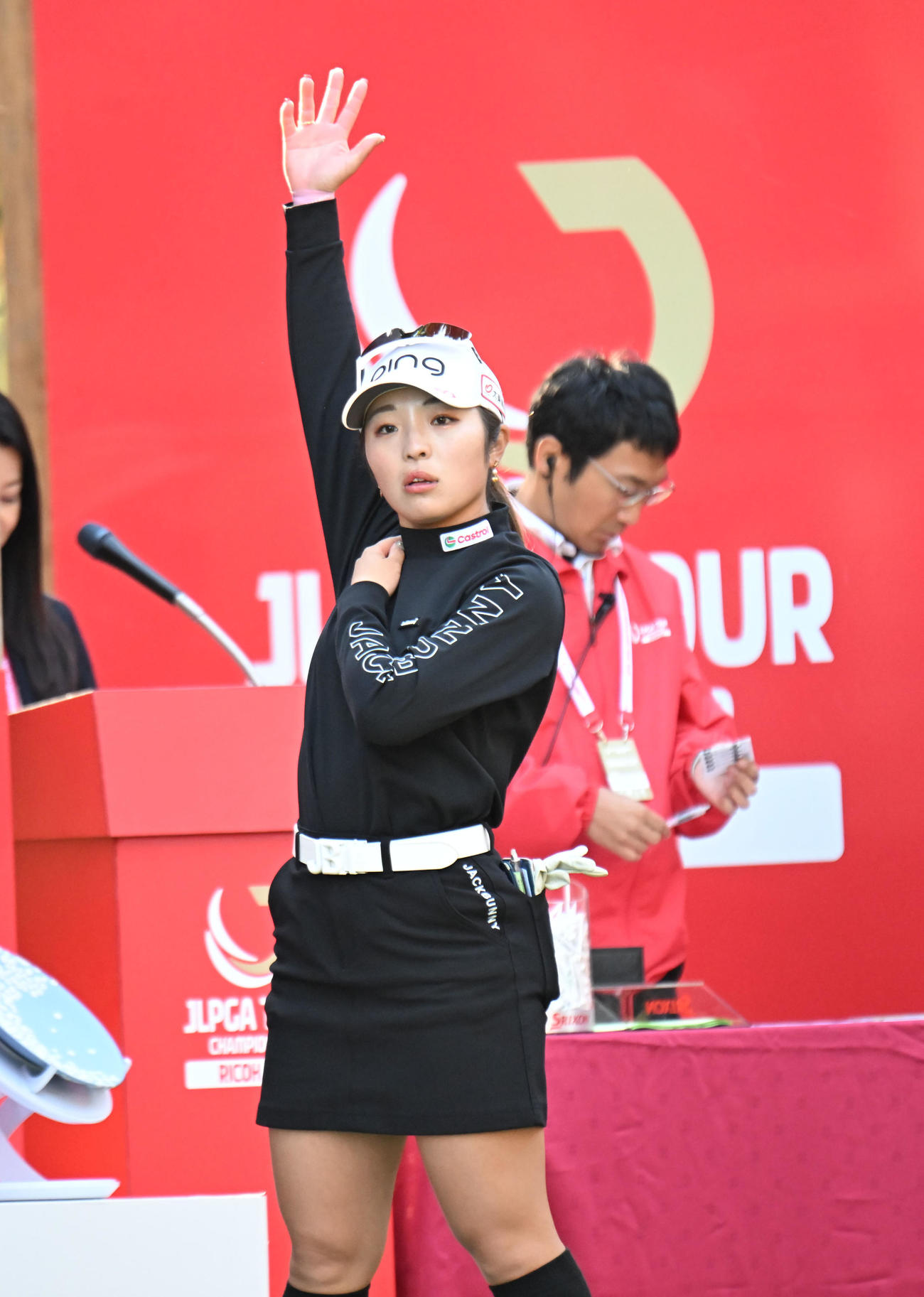 1番、準備運動をする佐久間朱莉（撮影・和賀正仁）
