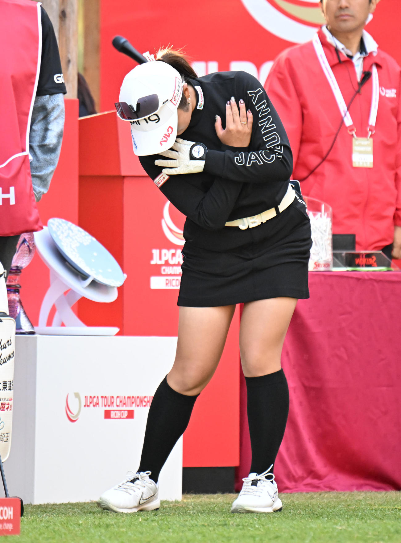 1番、準備運動をする佐久間朱莉（撮影・和賀正仁）