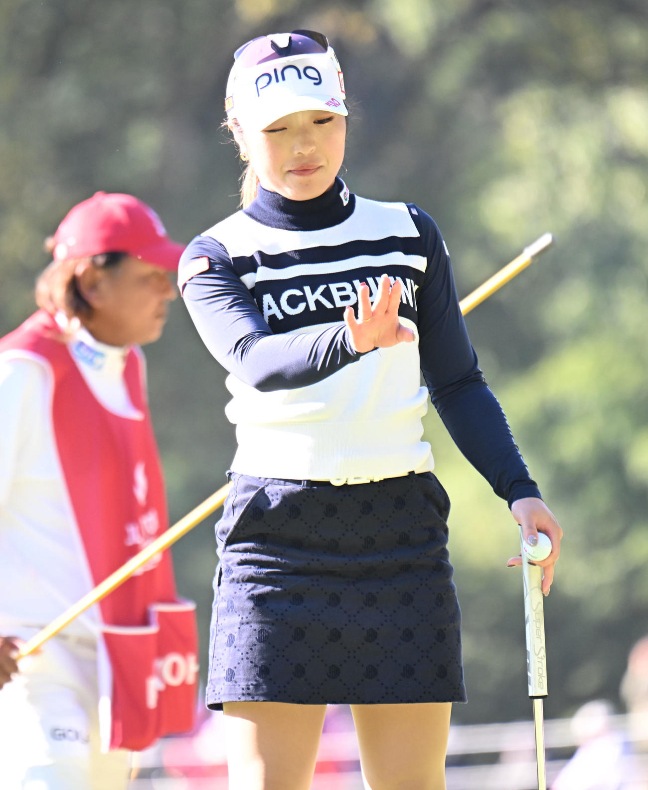 1番、バーディーパットのラインを読む佐久間朱莉（撮影・和賀正仁）