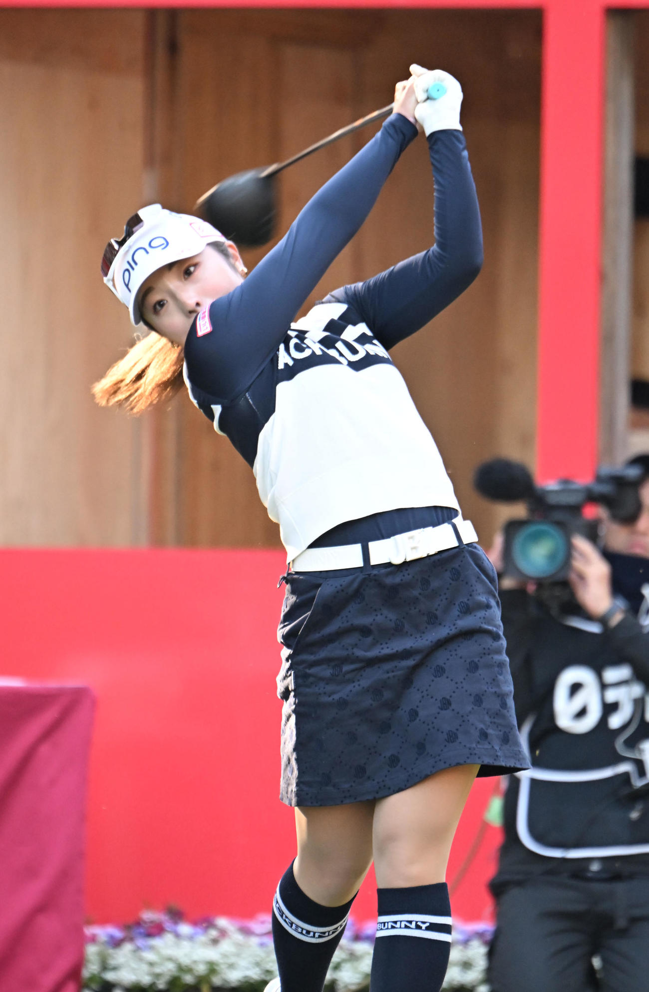1番、ティーショットを打つ佐久間朱莉（撮影・和賀正仁）