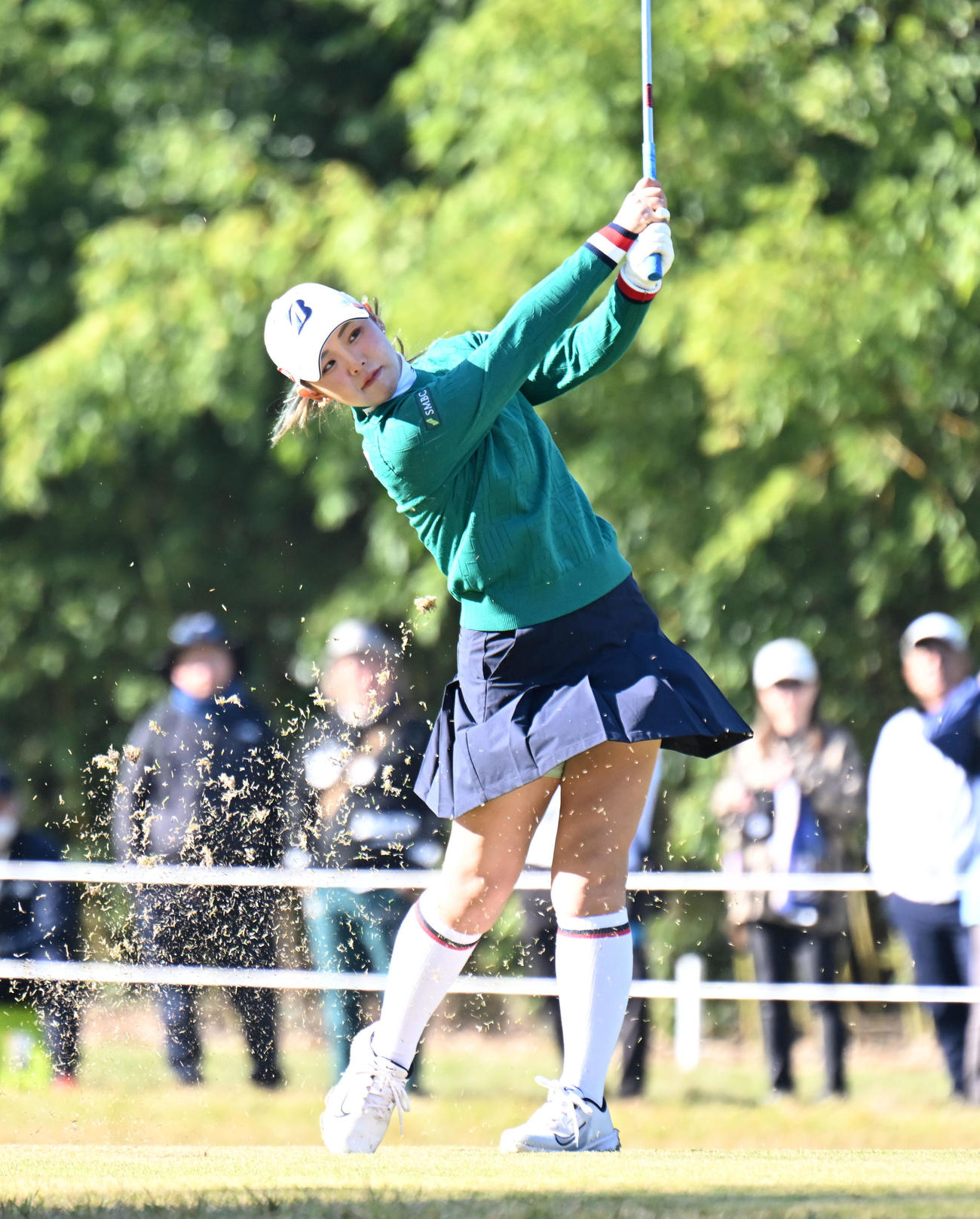1番、セカンドショットを打つ吉田優利（撮影・和賀正仁）