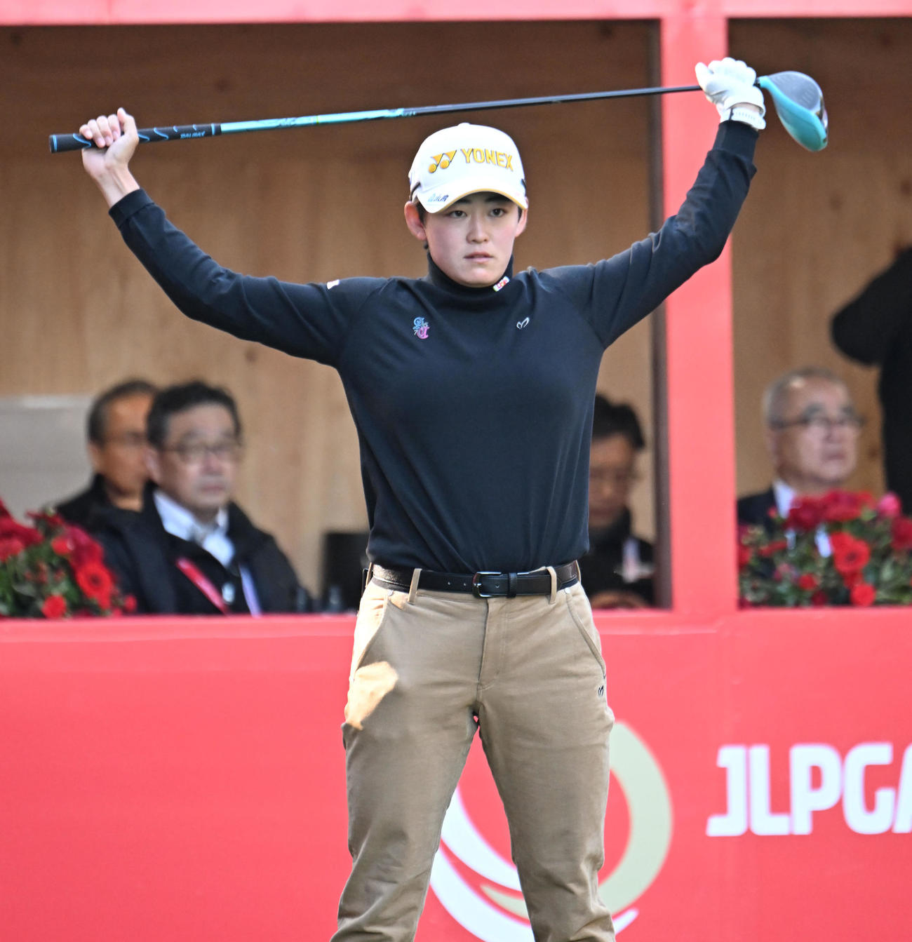 1番、ウオームアップする岩井明愛（撮影・和賀正仁）