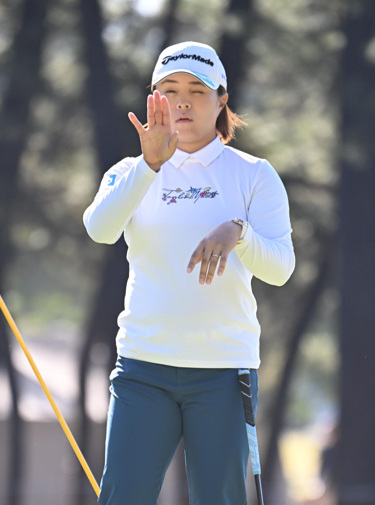 1番、パットのラインを読む永峰咲希（撮影・和賀正仁）