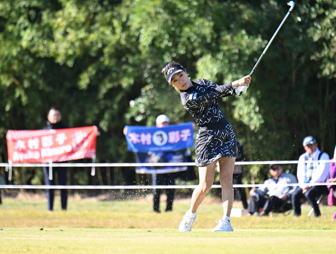 1番、セカンドショットをする木村彩子（撮影・和賀正仁）