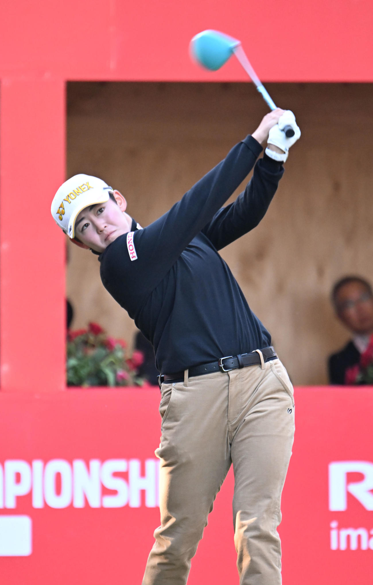 1番、ティーショットを打つ岩井明愛（撮影・和賀正仁）
