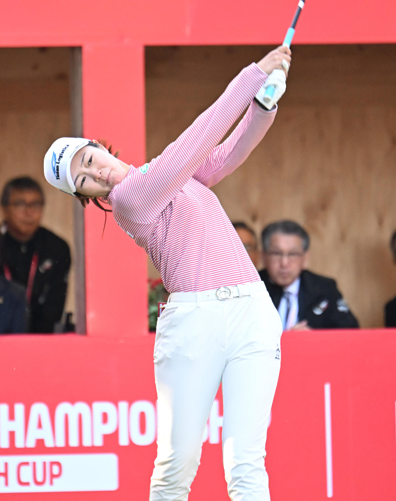 1番、ティーショットを打つ神谷そら（撮影・和賀正仁）