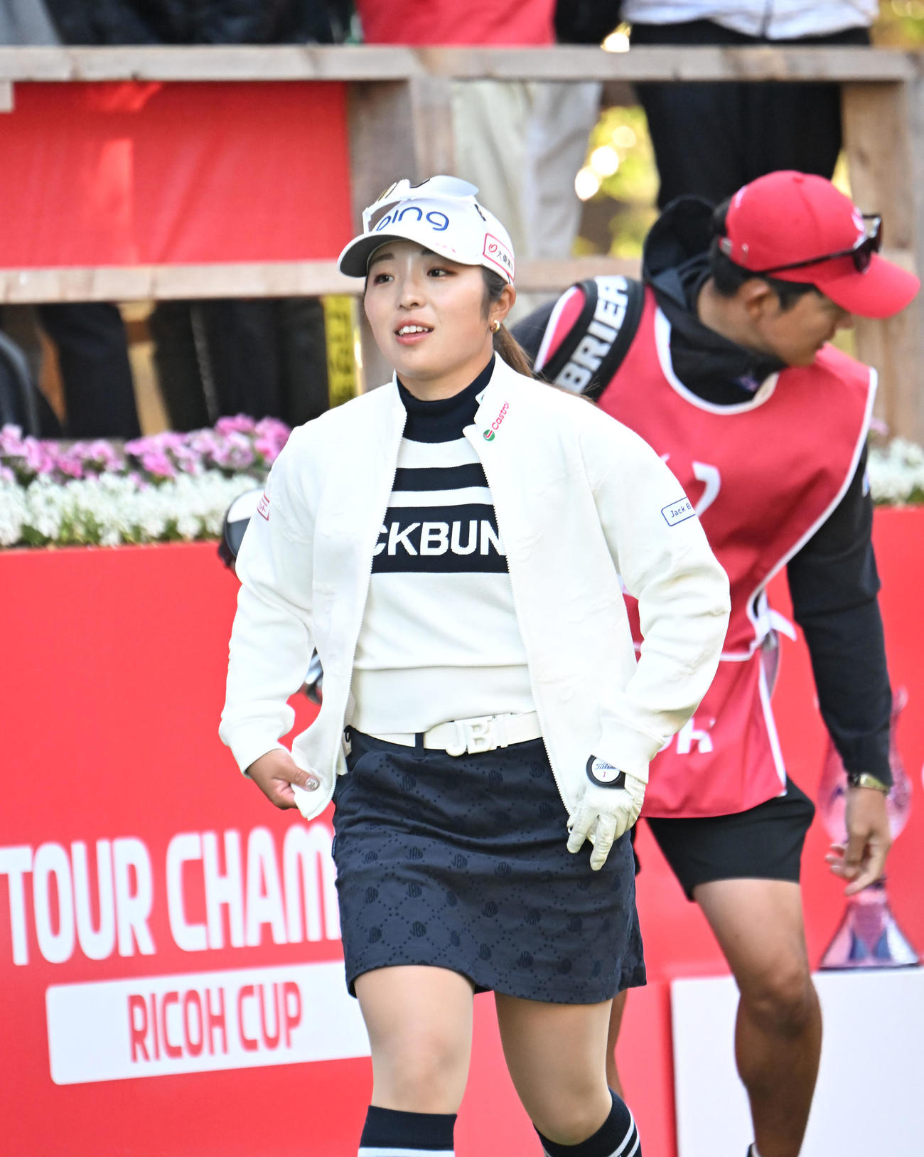 1番、笑顔でスタートする佐久間朱莉（撮影・和賀正仁）