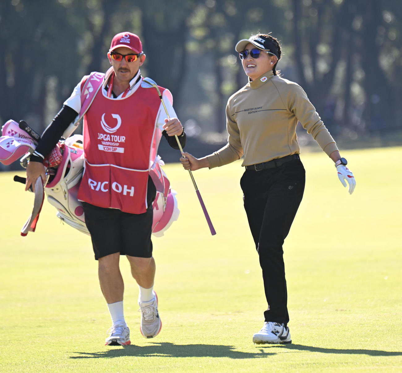 1番、笑顔でラウンドをする岩井千怜（撮影・和賀正仁）