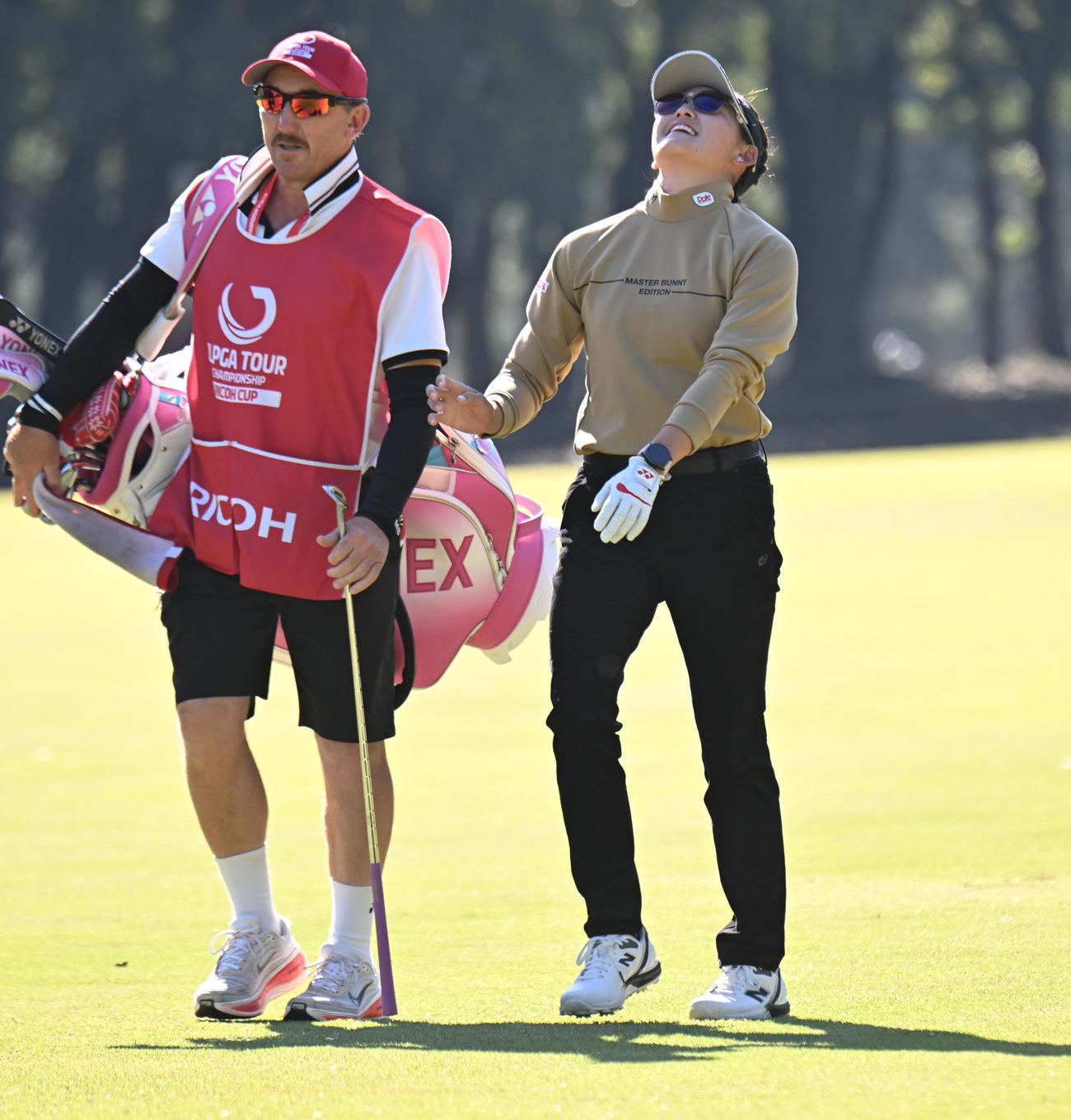 1番、笑顔でラウンドをする岩井千怜（撮影・和賀正仁）