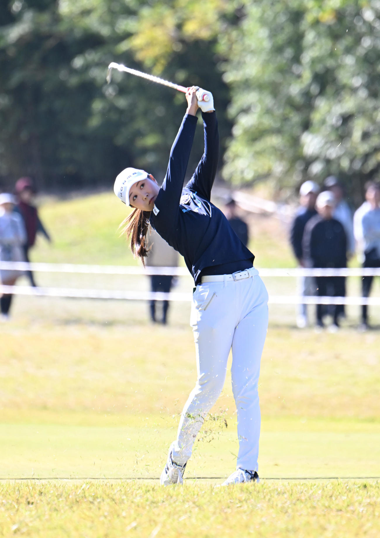 1番、セカンドショットをラフから打つ金沢志奈（撮影・和賀正仁）