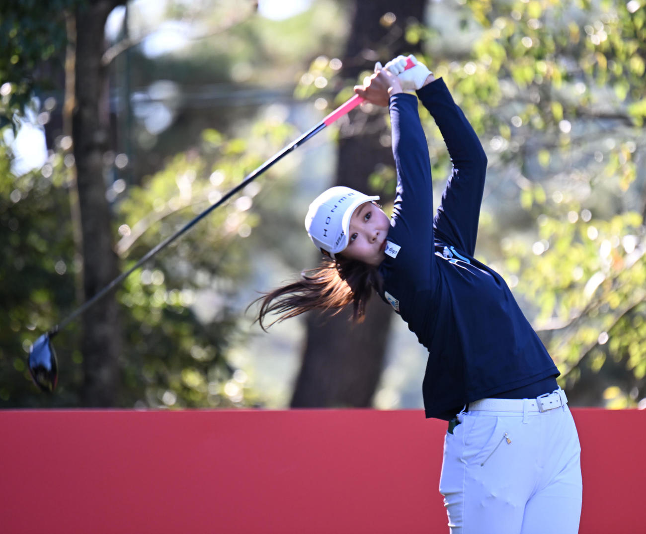 2番、ティーショットを打つ金沢志奈（撮影・和賀正仁）