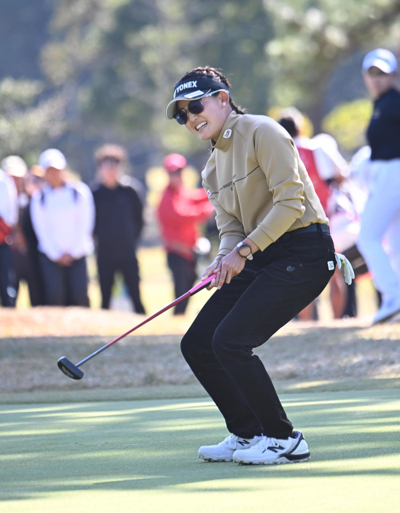 4番、バーディーパットがわずかに外れ、悔しがる岩井千怜（撮影・和賀正仁）