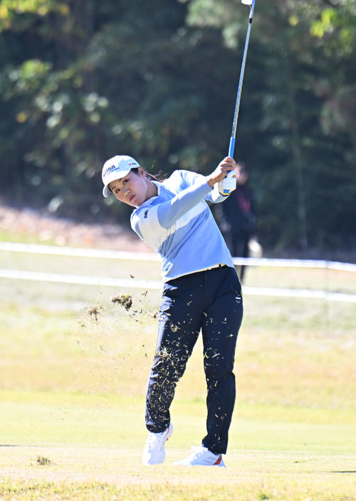 1番、セカンドショットを打つ畑岡奈紗（撮影・和賀正仁）