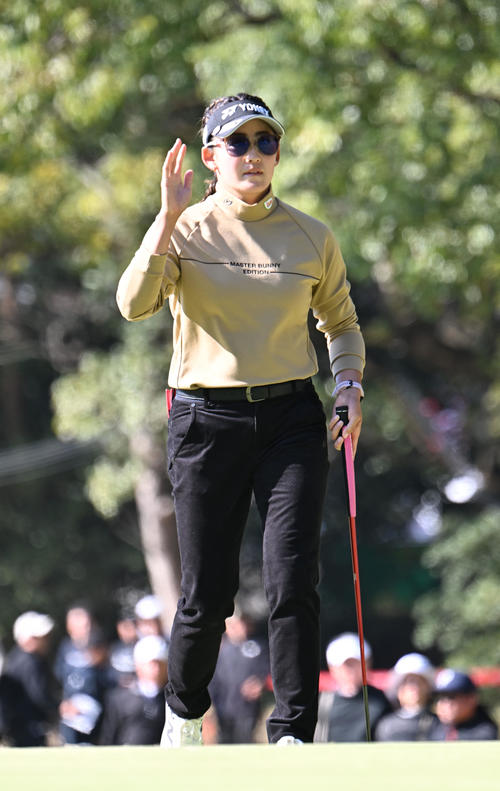 1番、バーディーを決めた岩井千怜（撮影・和賀正仁）