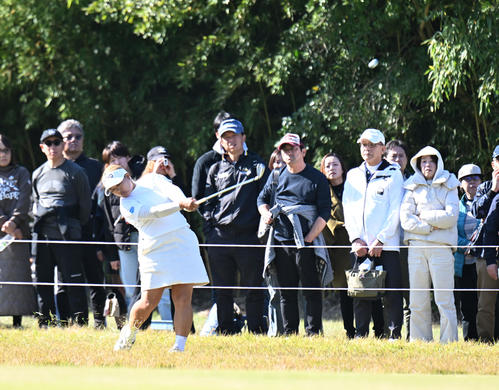 1番、セカンドショットをする鈴木愛（撮影・和賀正仁）