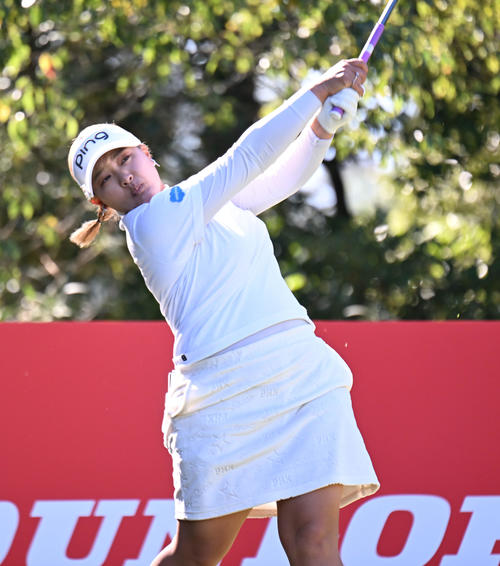 2番、ティーショットを打つ鈴木愛（撮影・和賀正仁）