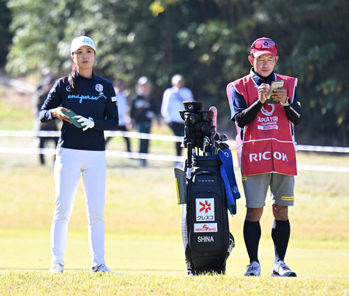 1番、セカンドショットをラフから打つ金沢志奈（撮影・和賀正仁）