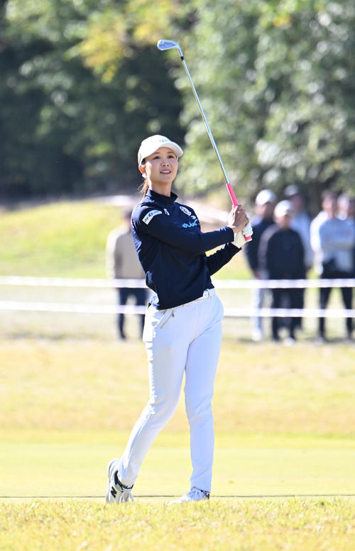 1番、セカンドショットをラフから打つ金沢志奈（撮影・和賀正仁）