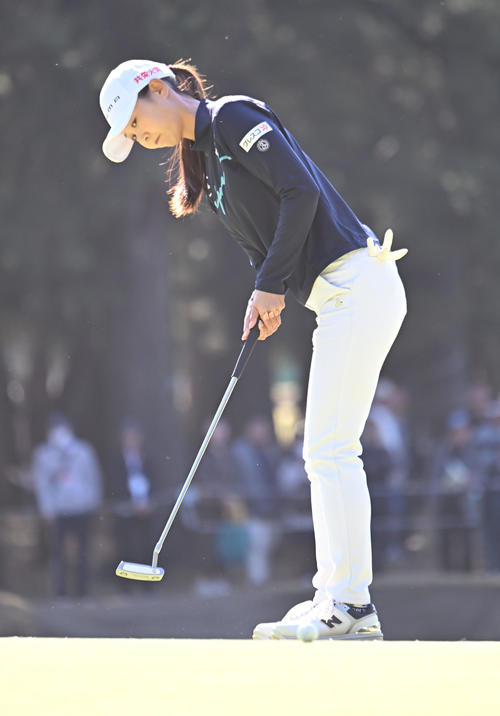 1番、バーディーを打つ金沢志奈（撮影・和賀正仁）