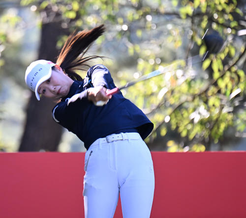 2番、ティーショットを打つ金沢志奈（撮影・和賀正仁）
