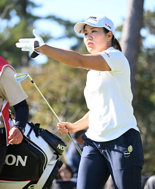 5番、風を読みながらグリーンに向かう畑岡奈紗（撮影・和賀正仁）