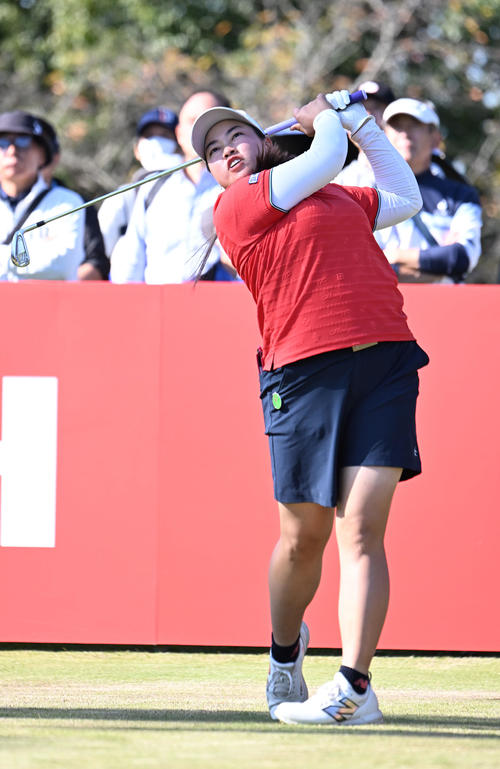 5番、ティーショットを打つ入谷響（撮影・和賀正仁）