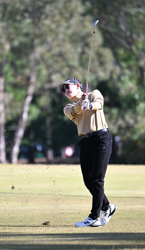 4番、セカンドショットを岩井千怜（撮影・和賀正仁）