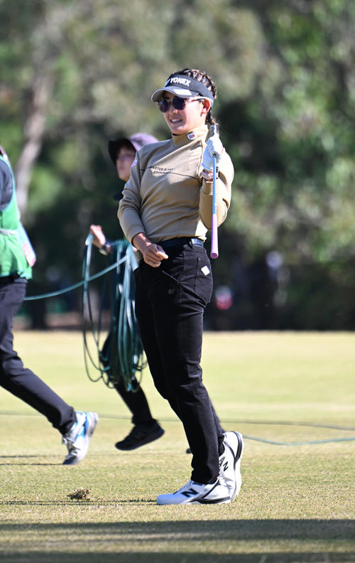 4番、セカンドショットを岩井千怜（撮影・和賀正仁）