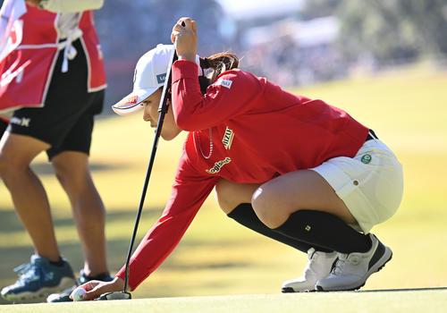 1番、バーディーパットをセットする古江彩佳（撮影・和賀正仁）