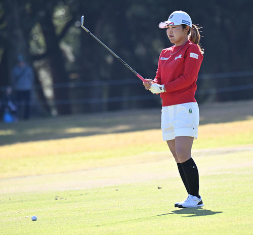 1番、セカンドショットをする古江彩佳（撮影・和賀正仁）