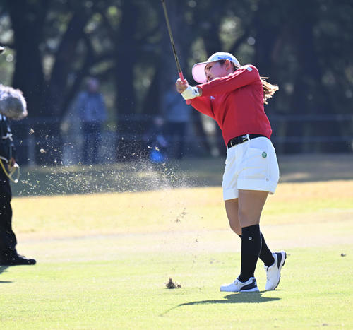 1番、セカンドショットをする古江彩佳（撮影・和賀正仁）