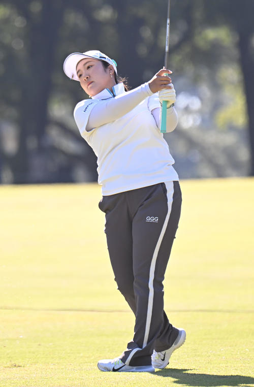 1番、セカンドショットをする阿部未悠（撮影・和賀正仁）