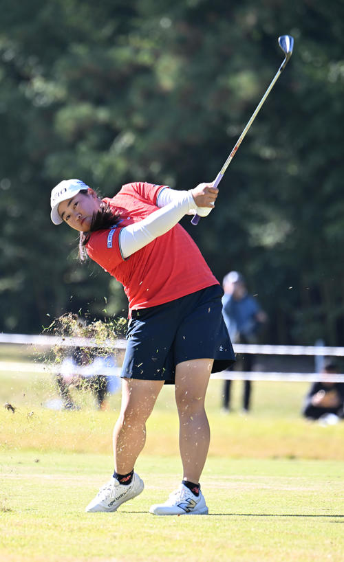 1番、セカンドショットを打つ入谷響（撮影・和賀正仁）