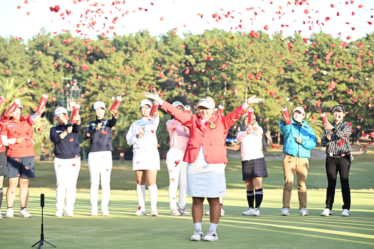 優勝しゴルフ仲間からフラワーシャワーを浴びる鈴木愛（撮影・和賀正仁）