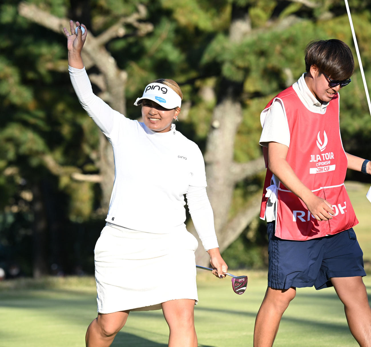 優勝しギャラリーの拍手に笑顔で応える鈴木愛（撮影・和賀正仁）