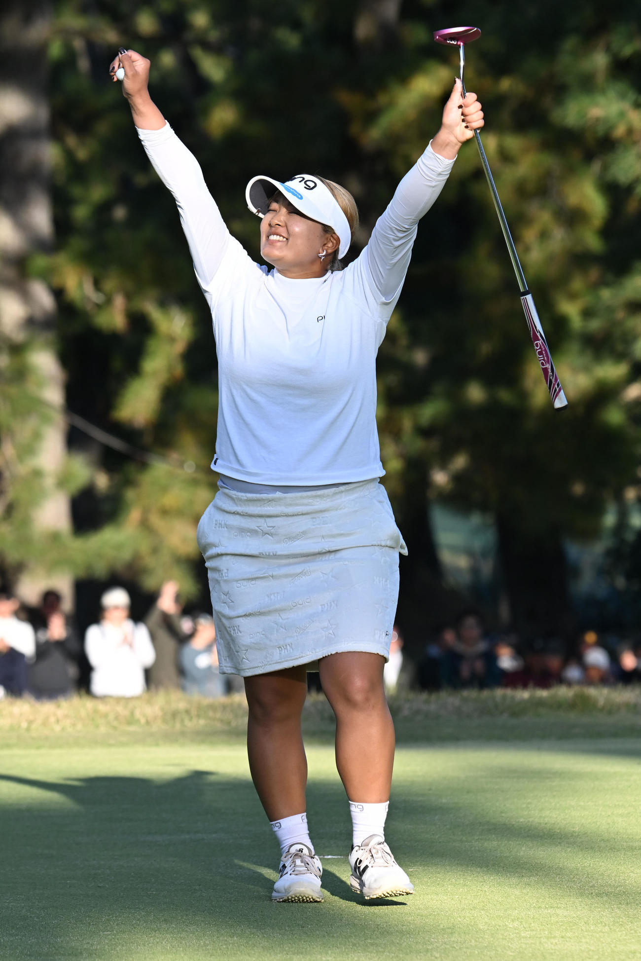 プレーオフの末、優勝しバンザイする鈴木愛（撮影・和賀正仁）